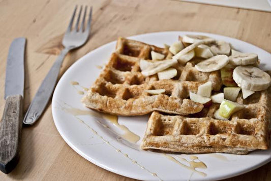 Vegane Frühstückswaffeln mit frischem Obst