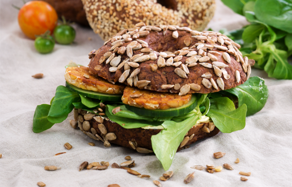 Laugenbagels mit Tempeh