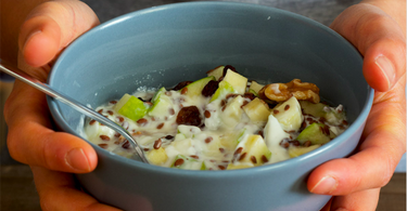 Frühstücksquark mit Früchten und Honignuss