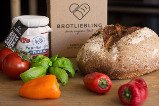 Tomatenbrot mit Sonnenblumenkernen