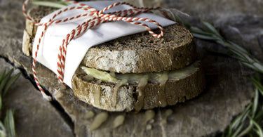 Lebkuchenbrot mit Honigbutter