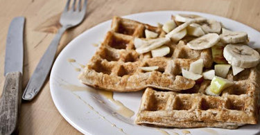 Vegane Frühstückswaffeln mit frischem Obst