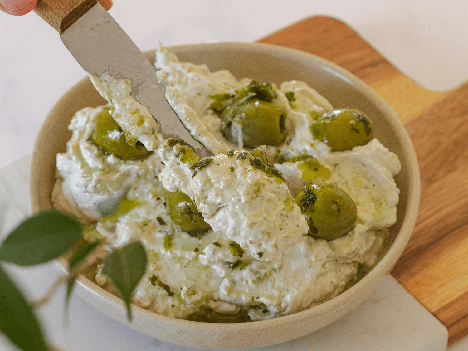 Olive-Feta-Brotaufstrich - Herzhaft, cremig und voller Mittelmeer-Flair ... Olive-Feta-Brotaufstrich - Herzhaft, cremig und voller Mittelmeer-Flair ...