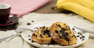 Reicher Ritter - French Toast mit Banane & Kakao Nibs