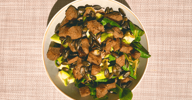 Rote Beete-Fetasalat mit geröstetem Brot