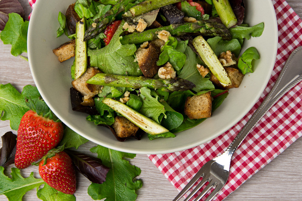 Grüner Spargelsalat mit Croutons – Brotliebling