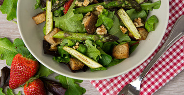 Grüner Spargelsalat mit Croutons