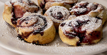 Hefeschnecken mit Sauerkirsch-Swirl