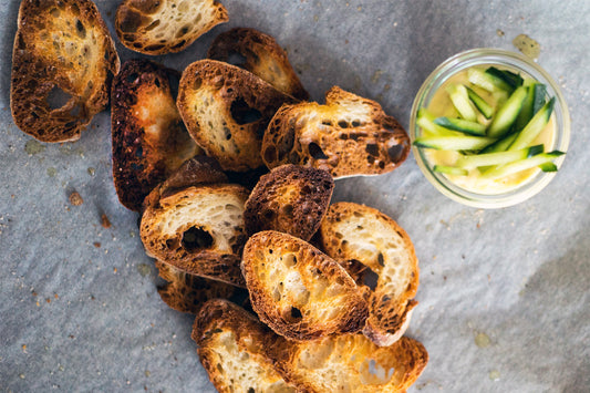 Brotchips mit Knoblauchdip