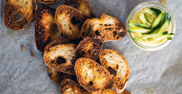 Brotchips mit Knoblauchdip